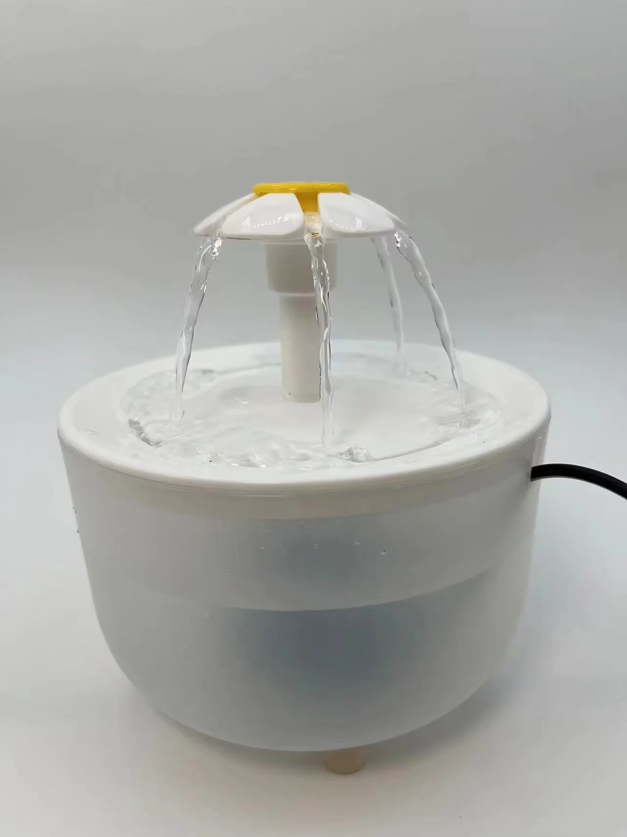 USB-powered Cat and Dog Water Fountain - Image 13